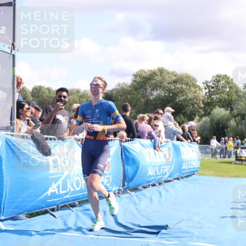 25.08.2024 - Elbe Triathlon Hamburg H.Heesch http://msf.ph/oto/6886657 25.08.2024 11:27:11 Ziel 464, 664 meine-sportfotos.de
