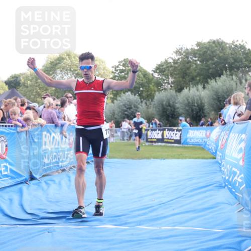 25.08.2024 - Elbe Triathlon Hamburg H.Heesch http://msf.ph/oto/6886797 25.08.2024 11:34:47 Ziel 651, 653, 706, 773 meine-sportfotos.de