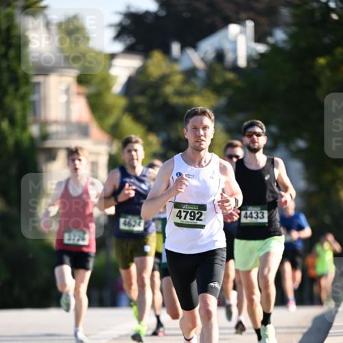 01.09.2024 - BARMER Alsterlauf Dr. Thomas Lammeyer http://msf.ph/oto/6887655 01.09.2024 09:21:10 Laufen 3726, 4624, 4792, 4433 meine-sportfotos.de
