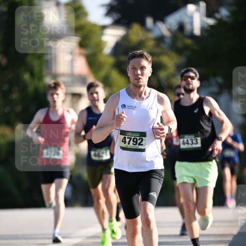01.09.2024 - BARMER Alsterlauf Dr. Thomas Lammeyer http://msf.ph/oto/6887659 01.09.2024 09:21:10 Laufen 3726, 135, 4792, 4433 meine-sportfotos.de