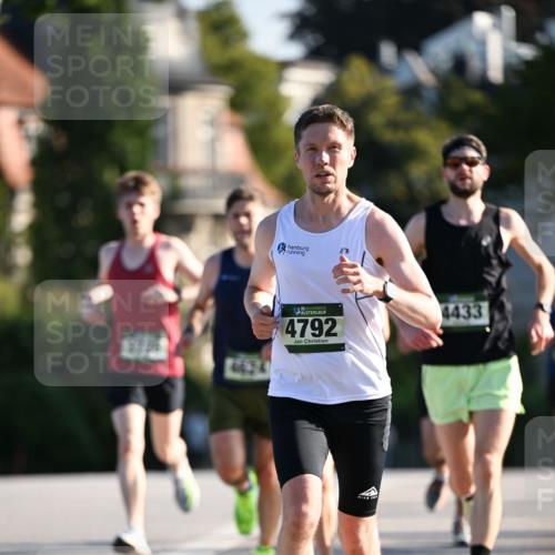 01.09.2024 - BARMER Alsterlauf Dr. Thomas Lammeyer http://msf.ph/oto/6887661 01.09.2024 09:21:11 Laufen 4624, 35, 4792, 4433 meine-sportfotos.de