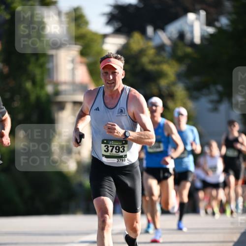 01.09.2024 - BARMER Alsterlauf Dr. Thomas Lammeyer http://msf.ph/oto/6887784 01.09.2024 09:21:41 Laufen 3793, 3793 meine-sportfotos.de