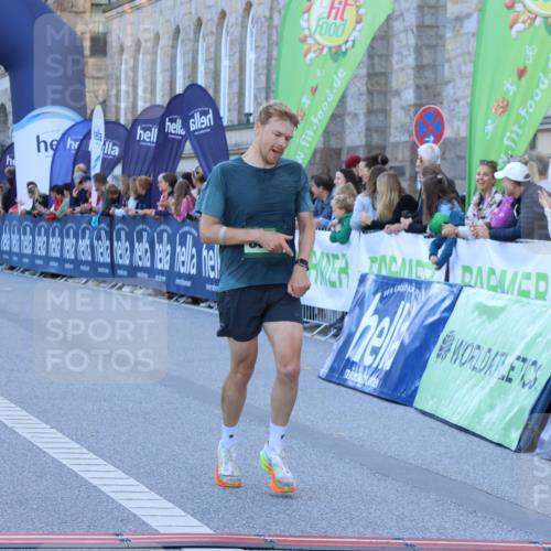01.09.2024 - BARMER Alsterlauf Strokosch-Dieckow http://msf.ph/oto/6888353 01.09.2024 09:36:18 Ziel 30, 2527, 3729, 8382 meine-sportfotos.de