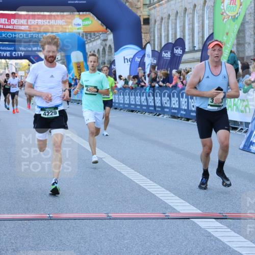 01.09.2024 - BARMER Alsterlauf Strokosch-Dieckow http://msf.ph/oto/6888648 01.09.2024 09:39:01 Ziel 3286, 3398, 3585, 3604, 3701, 3793, 4034, 4098, 4229, 4525, 4849, 4955, 5017, 5044, 8360, 8380 meine-sportfotos.de