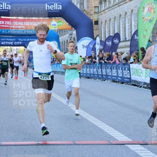 01.09.2024 - BARMER Alsterlauf Strokosch-Dieckow http://msf.ph/oto/6888650 01.09.2024 09:39:01 Ziel 3286, 3398, 3585, 3604, 3701, 3793, 4034, 4098, 4229, 4525, 4849, 4955, 5017, 5044, 8360, 8380 meine-sportfotos.de