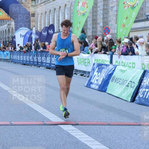 01.09.2024 - BARMER Alsterlauf Strokosch-Dieckow http://msf.ph/oto/6888816 01.09.2024 09:40:24 Ziel 3042, 4787, 4860, 4873 meine-sportfotos.de