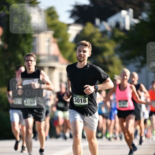 01.09.2024 - BARMER Alsterlauf Dr. Thomas Lammeyer http://msf.ph/oto/6892706 01.09.2024 09:25:33 Laufen 4180, 3016 meine-sportfotos.de