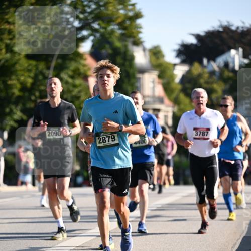 01.09.2024 - BARMER Alsterlauf Dr. Thomas Lammeyer http://msf.ph/oto/6893300 01.09.2024 09:27:10 Laufen 2090, 2879, 4400, 3787 meine-sportfotos.de