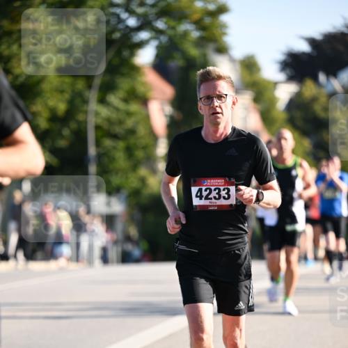 01.09.2024 - BARMER Alsterlauf Dr. Thomas Lammeyer http://msf.ph/oto/6893607 01.09.2024 09:28:01 Laufen 10, 35, 4233 meine-sportfotos.de