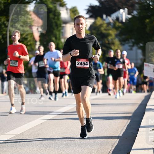 01.09.2024 - BARMER Alsterlauf Dr. Thomas Lammeyer http://msf.ph/oto/6893749 01.09.2024 09:28:27 Laufen 3082, 2454 meine-sportfotos.de