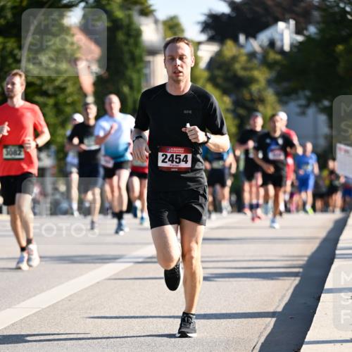 01.09.2024 - BARMER Alsterlauf Dr. Thomas Lammeyer http://msf.ph/oto/6893750 01.09.2024 09:28:27 Laufen 3082, 35, 2454 meine-sportfotos.de