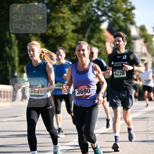 01.09.2024 - BARMER Alsterlauf Dr. Thomas Lammeyer http://msf.ph/oto/6894053 01.09.2024 09:29:23 Laufen 3651, 135, 3690, 4228 meine-sportfotos.de