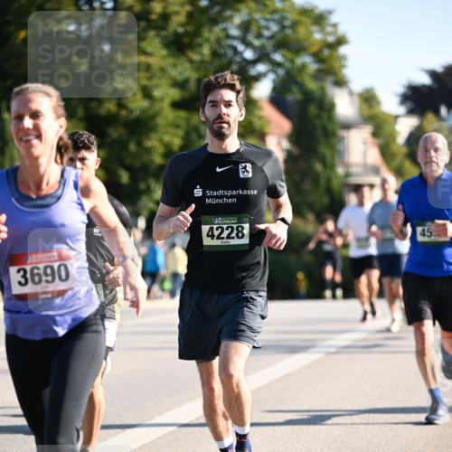 01.09.2024 - BARMER Alsterlauf Dr. Thomas Lammeyer http://msf.ph/oto/6894058 01.09.2024 09:29:24 Laufen 3690, 4228, 45 meine-sportfotos.de