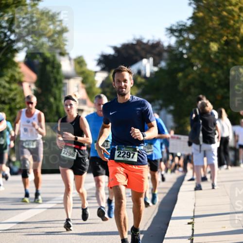 01.09.2024 - BARMER Alsterlauf Dr. Thomas Lammeyer http://msf.ph/oto/6894277 01.09.2024 09:30:01 Laufen 2296, 2297 meine-sportfotos.de