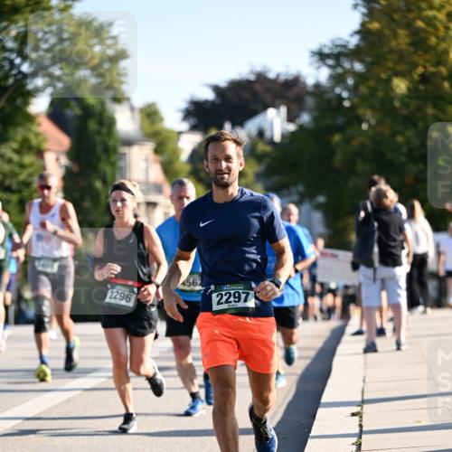 01.09.2024 - BARMER Alsterlauf Dr. Thomas Lammeyer http://msf.ph/oto/6894279 01.09.2024 09:30:01 Laufen 2296, 2297 meine-sportfotos.de