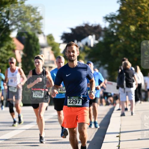01.09.2024 - BARMER Alsterlauf Dr. Thomas Lammeyer http://msf.ph/oto/6894280 01.09.2024 09:30:01 Laufen 2296, 456, 2297 meine-sportfotos.de