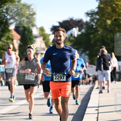 01.09.2024 - BARMER Alsterlauf Dr. Thomas Lammeyer http://msf.ph/oto/6894281 01.09.2024 09:30:01 Laufen 2296, 2297 meine-sportfotos.de