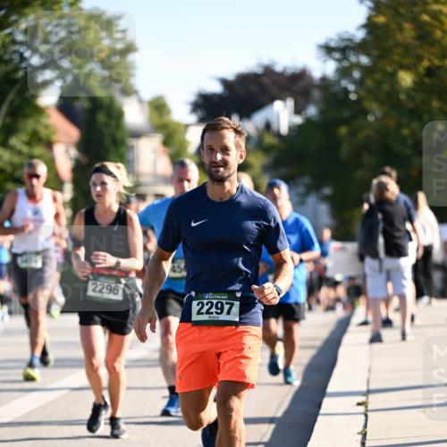 01.09.2024 - BARMER Alsterlauf Dr. Thomas Lammeyer http://msf.ph/oto/6894282 01.09.2024 09:30:01 Laufen 2296, 2297 meine-sportfotos.de