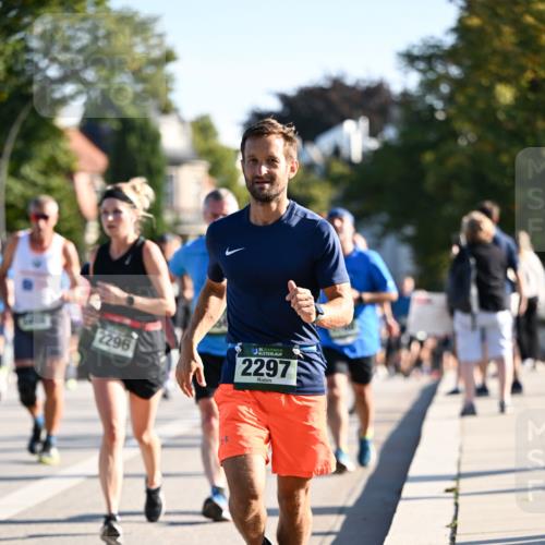 01.09.2024 - BARMER Alsterlauf Dr. Thomas Lammeyer http://msf.ph/oto/6894283 01.09.2024 09:30:01 Laufen 2296, 35, 2297 meine-sportfotos.de