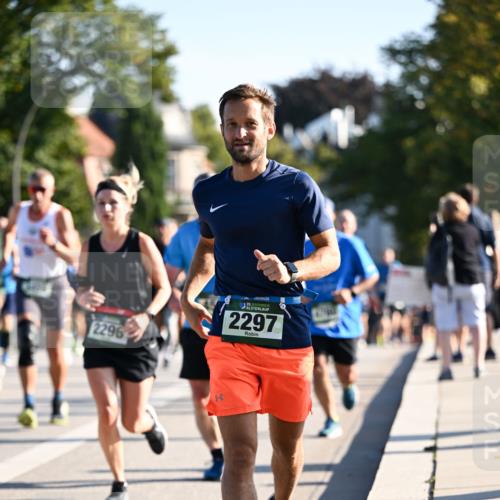 01.09.2024 - BARMER Alsterlauf Dr. Thomas Lammeyer http://msf.ph/oto/6894284 01.09.2024 09:30:02 Laufen 2296, 2297 meine-sportfotos.de