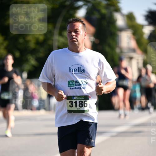 01.09.2024 - BARMER Alsterlauf Dr. Thomas Lammeyer http://msf.ph/oto/6895015 01.09.2024 09:31:57 Laufen 16, 2005, 35, 3186 meine-sportfotos.de