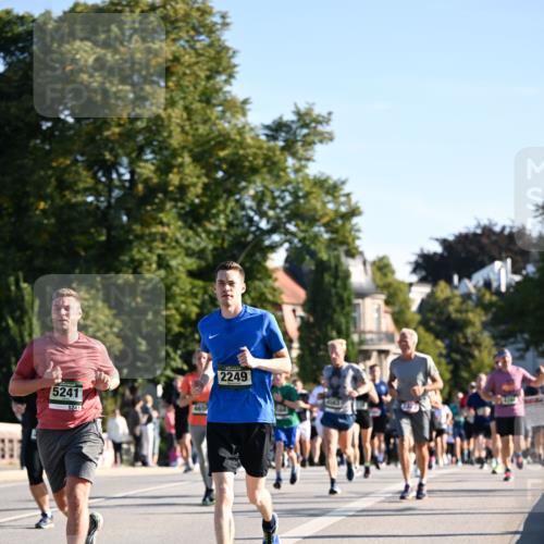 01.09.2024 - BARMER Alsterlauf Dr. Thomas Lammeyer http://msf.ph/oto/6896004 01.09.2024 09:33:52 Laufen 5241, 5241, 4657, 2249 meine-sportfotos.de
