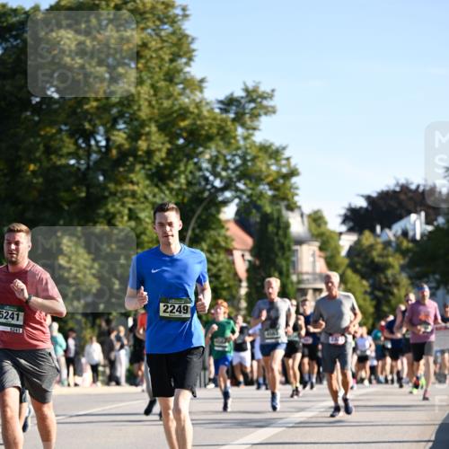 01.09.2024 - BARMER Alsterlauf Dr. Thomas Lammeyer http://msf.ph/oto/6896008 01.09.2024 09:33:53 Laufen 5241, 5241, 2249 meine-sportfotos.de