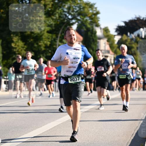 01.09.2024 - BARMER Alsterlauf Dr. Thomas Lammeyer http://msf.ph/oto/6897058 01.09.2024 09:35:23 Laufen 60, 2037, 2002 meine-sportfotos.de