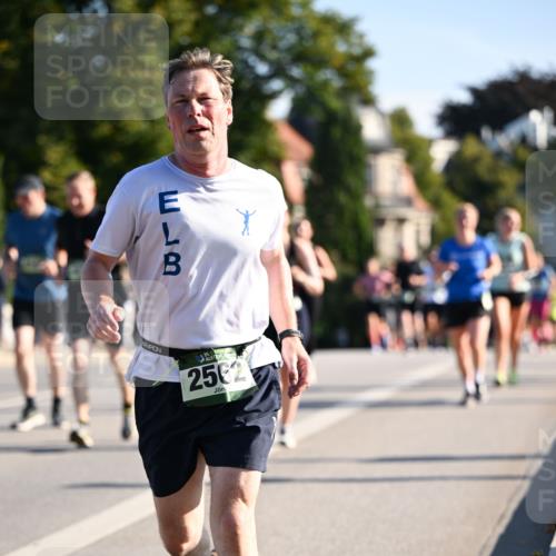 01.09.2024 - BARMER Alsterlauf Dr. Thomas Lammeyer http://msf.ph/oto/6897213 01.09.2024 09:35:32 Laufen 2562 meine-sportfotos.de