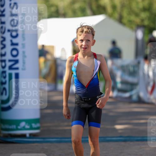 01.09.2024 - 17. Tribühne Triathlon Michael Strokosch http://msf.ph/oto/6897216 01.09.2024 09:51:01 Ziel 87 meine-sportfotos.de