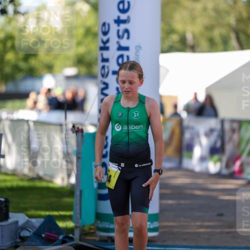 01.09.2024 - 17. Tribühne Triathlon Michael Strokosch http://msf.ph/oto/6897286 01.09.2024 09:51:32 Ziel 124 meine-sportfotos.de