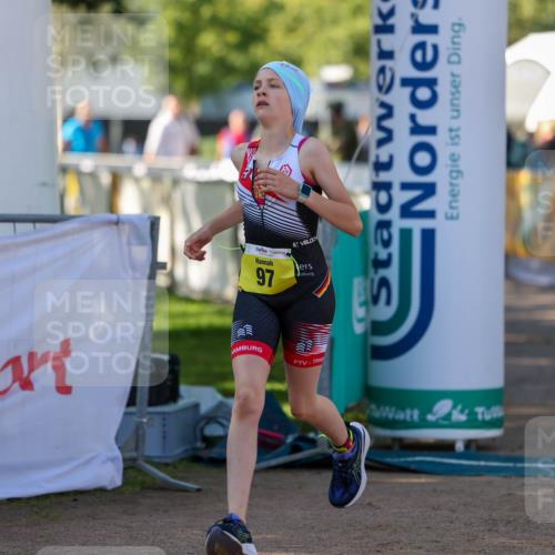 01.09.2024 - 17. Tribühne Triathlon Michael Strokosch http://msf.ph/oto/6897366 01.09.2024 09:51:53 Ziel 97 meine-sportfotos.de