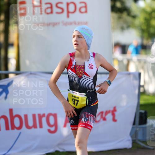 01.09.2024 - 17. Tribühne Triathlon Michael Strokosch http://msf.ph/oto/6897384 01.09.2024 09:51:55 Ziel 97 meine-sportfotos.de