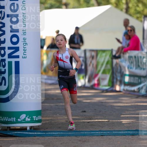 01.09.2024 - 17. Tribühne Triathlon Michael Strokosch http://msf.ph/oto/6897483 01.09.2024 09:52:47 Ziel 121 meine-sportfotos.de