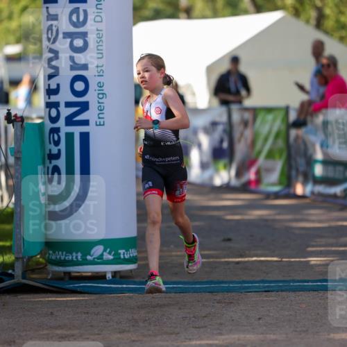 01.09.2024 - 17. Tribühne Triathlon Michael Strokosch http://msf.ph/oto/6897494 01.09.2024 09:52:48 Ziel 121 meine-sportfotos.de