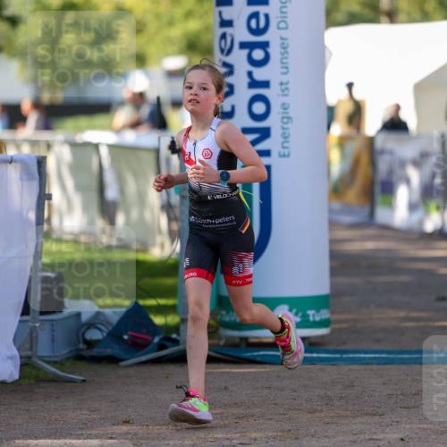 01.09.2024 - 17. Tribühne Triathlon Michael Strokosch http://msf.ph/oto/6897517 01.09.2024 09:52:49 Ziel 121 meine-sportfotos.de