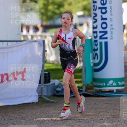 01.09.2024 - 17. Tribühne Triathlon Michael Strokosch http://msf.ph/oto/6897522 01.09.2024 09:52:49 Ziel 121 meine-sportfotos.de