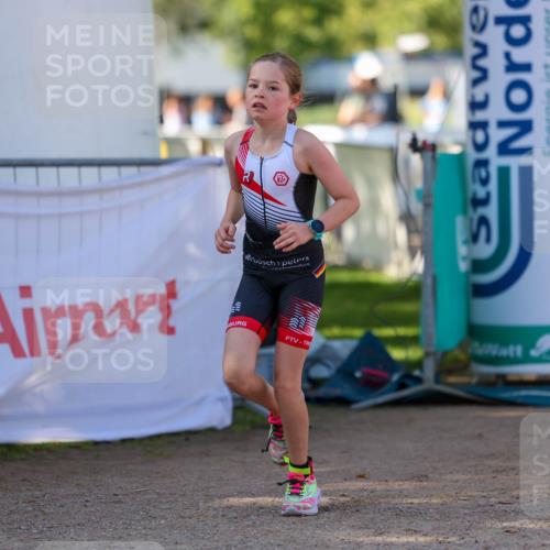 01.09.2024 - 17. Tribühne Triathlon Michael Strokosch http://msf.ph/oto/6897528 01.09.2024 09:52:49 Ziel 121 meine-sportfotos.de