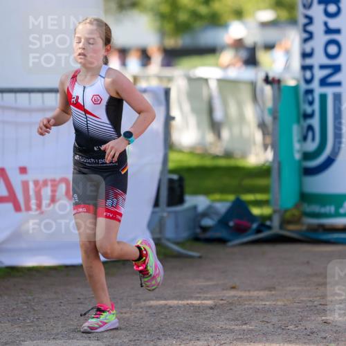 01.09.2024 - 17. Tribühne Triathlon Michael Strokosch http://msf.ph/oto/6897531 01.09.2024 09:52:49 Ziel 121 meine-sportfotos.de