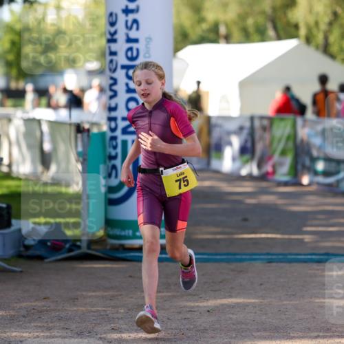 01.09.2024 - 17. Tribühne Triathlon Michael Strokosch http://msf.ph/oto/6897560 01.09.2024 09:53:58 Ziel 75 meine-sportfotos.de