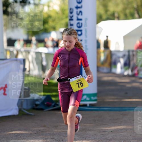 01.09.2024 - 17. Tribühne Triathlon Michael Strokosch http://msf.ph/oto/6897565 01.09.2024 09:53:59 Ziel 75 meine-sportfotos.de