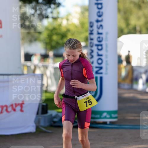 01.09.2024 - 17. Tribühne Triathlon Michael Strokosch http://msf.ph/oto/6897569 01.09.2024 09:53:59 Ziel 75 meine-sportfotos.de