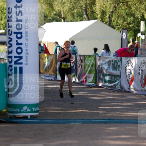 01.09.2024 - 17. Tribühne Triathlon Michael Strokosch http://msf.ph/oto/6897597 01.09.2024 09:54:05 Ziel 123 meine-sportfotos.de