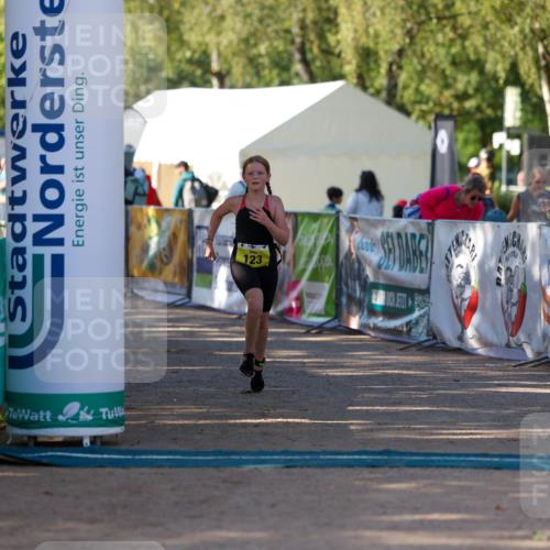 01.09.2024 - 17. Tribühne Triathlon Michael Strokosch http://msf.ph/oto/6897601 01.09.2024 09:54:05 Ziel 123 meine-sportfotos.de