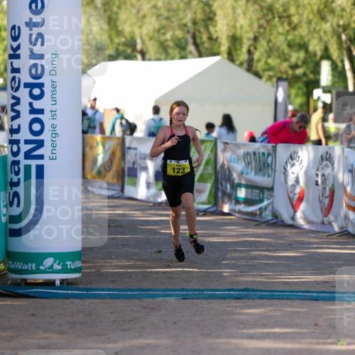 01.09.2024 - 17. Tribühne Triathlon Michael Strokosch http://msf.ph/oto/6897611 01.09.2024 09:54:06 Ziel 123 meine-sportfotos.de