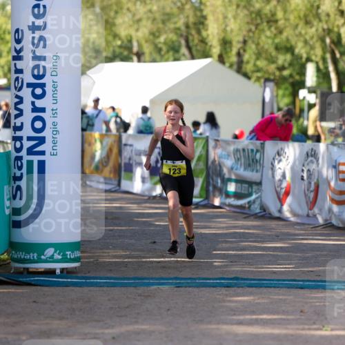 01.09.2024 - 17. Tribühne Triathlon Michael Strokosch http://msf.ph/oto/6897617 01.09.2024 09:54:06 Ziel 123 meine-sportfotos.de
