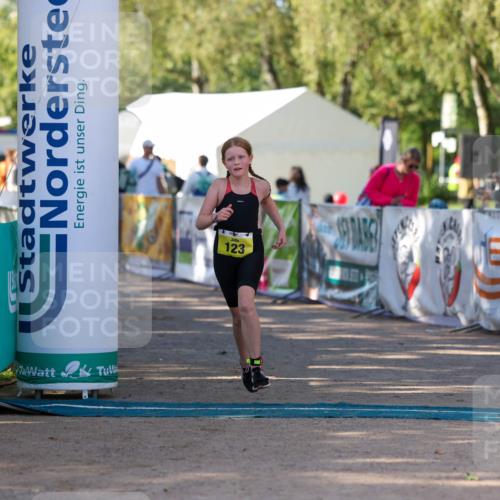 01.09.2024 - 17. Tribühne Triathlon Michael Strokosch http://msf.ph/oto/6897624 01.09.2024 09:54:06 Ziel 123 meine-sportfotos.de
