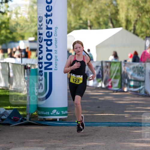 01.09.2024 - 17. Tribühne Triathlon Michael Strokosch http://msf.ph/oto/6897640 01.09.2024 09:54:07 Ziel 123 meine-sportfotos.de