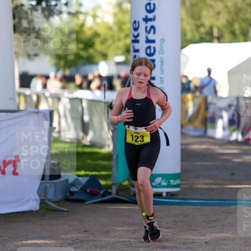 01.09.2024 - 17. Tribühne Triathlon Michael Strokosch http://msf.ph/oto/6897654 01.09.2024 09:54:08 Ziel 123 meine-sportfotos.de