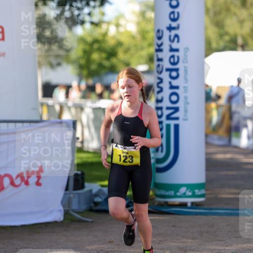 01.09.2024 - 17. Tribühne Triathlon Michael Strokosch http://msf.ph/oto/6897661 01.09.2024 09:54:08 Ziel 123 meine-sportfotos.de